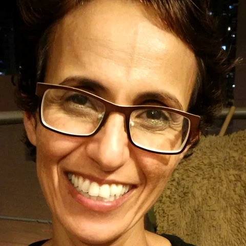 איריס כץ, פיזיותרפיסטית התפתחותית, מחייכת